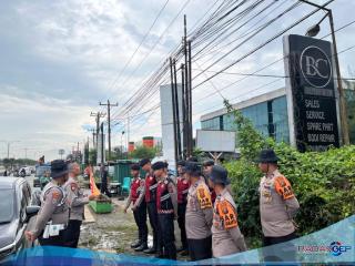 Personel Ditsamapta Polda Sumut Sigap Bantu Warga di Tengah Banjir Jalan SM Raja, Amplas Medan